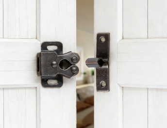 Pestillo y bisagra cruzada