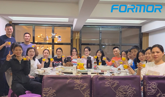 El equipo de ventas de hardware de Fortune Plus disfruta de la cocina del noreste de China